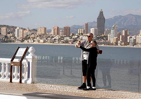Un matrimonio se toma un selfie en un mirador de Benidorm.