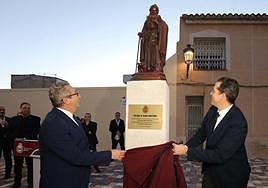 Descubrimiento de la estatua en honor a San Antón.