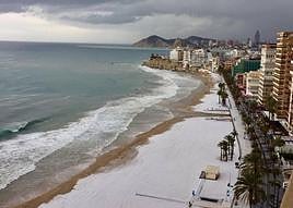 La playa de Levante de Benidorm, nevada el 18 de enero de 2017.