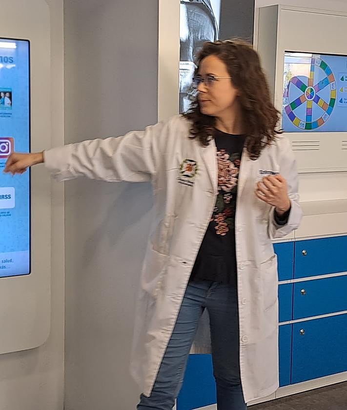 Imagen secundaria 2 - Imágenes del arranque de la campaña, este jueves en Elche.