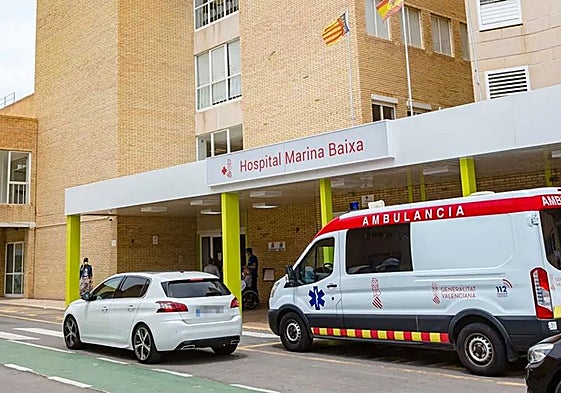 Puerta de entrada al Hospital Marina Baixa.
