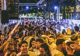 Zona baile del racó del distrito Óscar Esplá durante las últimas Hogueras.