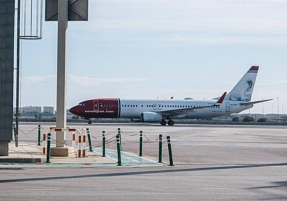 Un avión de Norwegian Airlines en el Aeropuerto de Alicante-Elche.