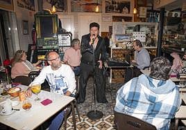 Emilvis en una actuación en su bar, el Emilio.