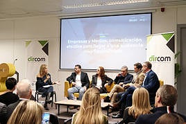 En el centro de la imagen, la directora de Todo Alicante, Concha Pastor, en un momento del debate organizado por Dircom.