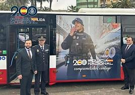 El subdelegado del Gobierno, el comisario jefe provincial y el presidente de Vectalia presentan la imagen que irá en el autobús.