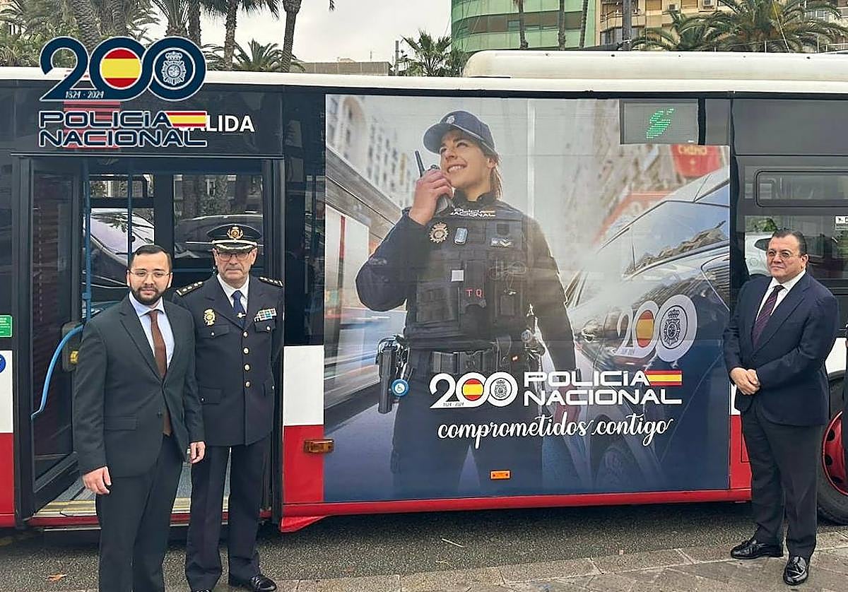 El subdelegado del Gobierno, el comisario jefe provincial y el presidente de Vectalia presentan la imagen que irá en el autobús.