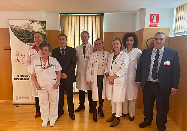 En conseller Marciano Gómez (tercero por la izquierda) durante su visita al departamento de Sant Joan de este viernes.