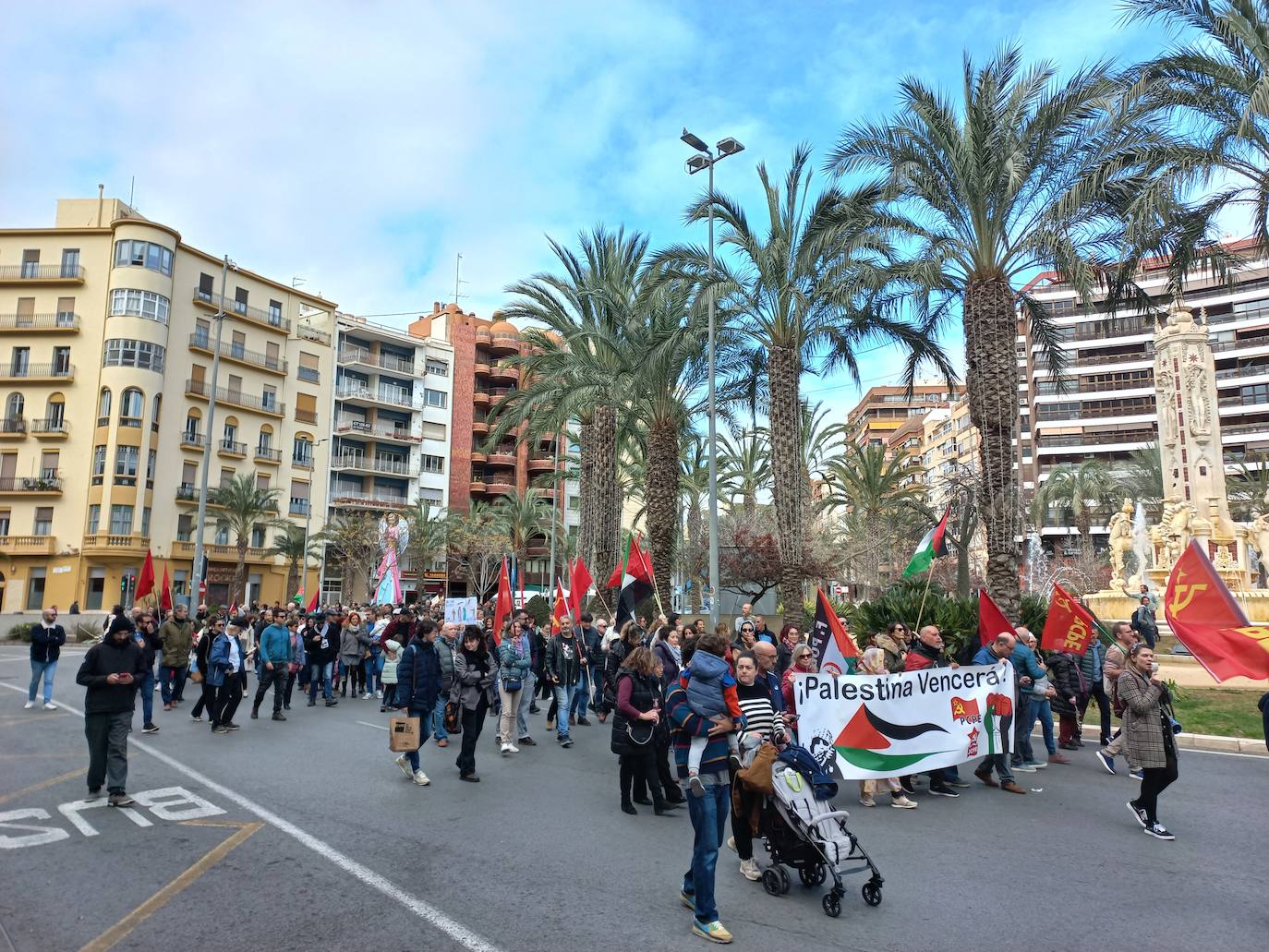 Más de un millar de personas se manifiestan en Alicante en apoyo a Palestina