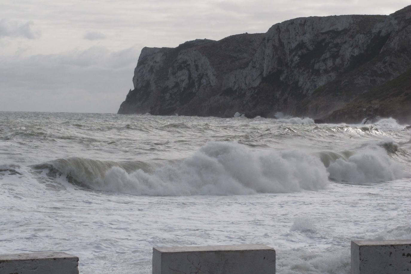 El temporal marítimo azota la costa de Dénia