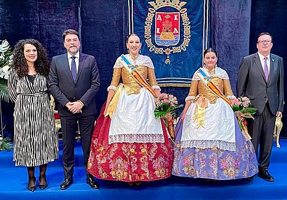 Las reinas de las fiestas de barrios y representantes políticos.