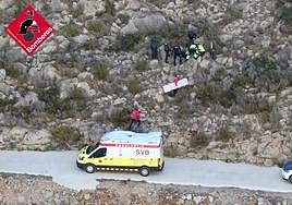 Traslado del herido hasta la ambulancia.