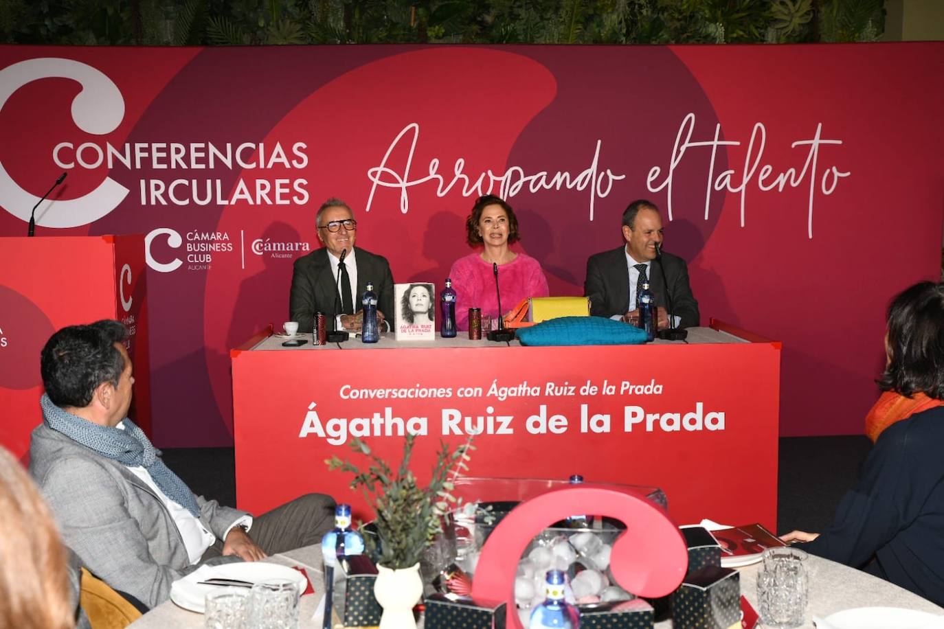 La historia de Agatha Ruiz de la Prada en el foro empresarial de la Cámara de Alicante