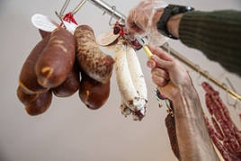 Comensal se sirve embutido en un establecimiento de Alicante.