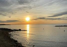 Amanecer desde la playa del Cocó de Alicante.