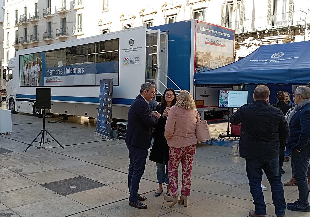 Imagen principal - Tráiler de la campaña 'Ruta enfemera' instalado en la plaza del Ayuntamiento.