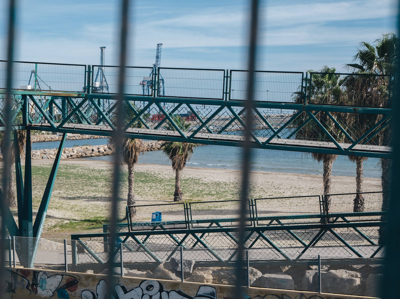 Playa de San Gabriel con el Puerto de Alicante al fondo.
