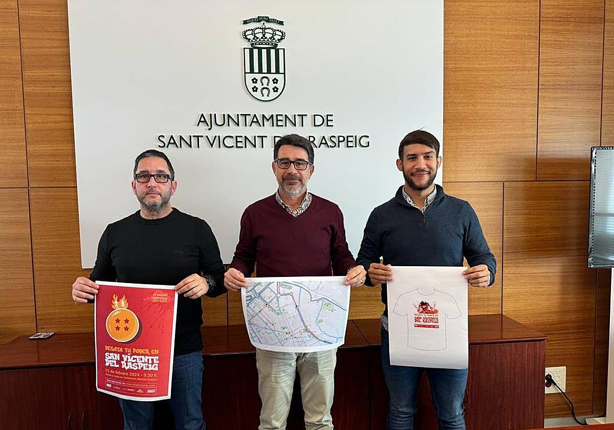 El alcalde de San Vicente, Pachi Pascual (c), con los organizadores de la prueba.