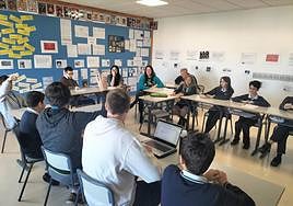 Debate entre los alumnos del centro.