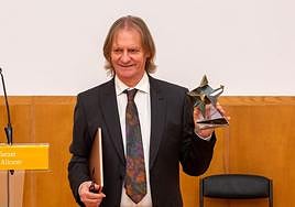 David Russell ha sido homenajeado este martes en la UA.