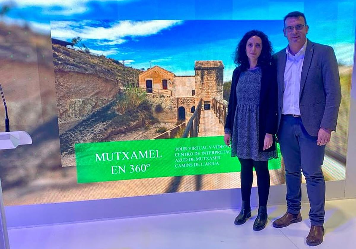 El alcalde del municipio, Rafael García y la edil de Turismo, Felicia Aracil, en Fitur.