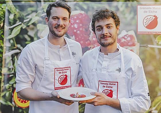 Jorge Muñoz y su ayudante con el plato estrella del concurso de granada mollar de Elche.