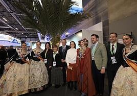 El presidente de la Diputación, Toni Pérez, con la secretaria general del PP, Cuca Gamarra; el alcalde de Elche, Pablo Ruz, con la Dama viviente de Elche y las reinas de las fiestas ilicitanas.