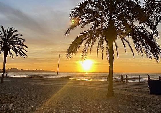 Amanecer en la playa del Postiguet de Alicante.