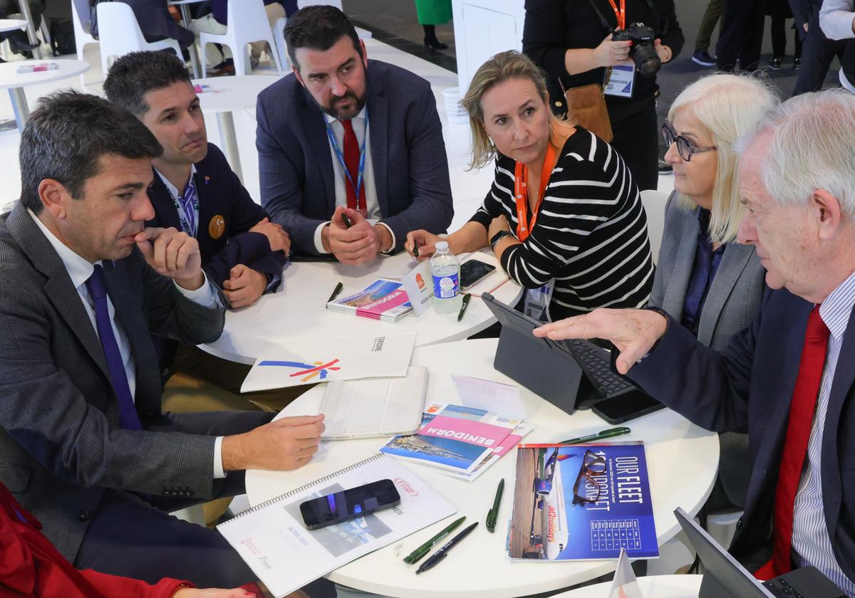 El jefe del Consell, Carlos Mazón, reunido en Fitur con los representantes de Jet2.