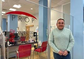 El concejal de Atención Ciudadana, Enrique Quílez, en la oficina de la OMAC.