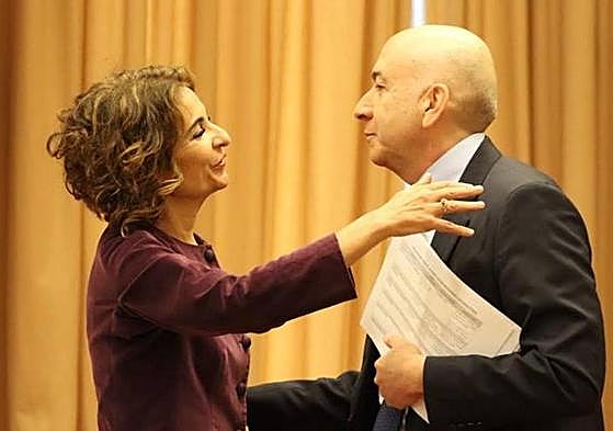 Alejandro Soler, esta semana, con la vicepresidenta del Gobierno y ministra de Hacienda, María Jesús Montero, en la comisión de Hacienda del Congreso.