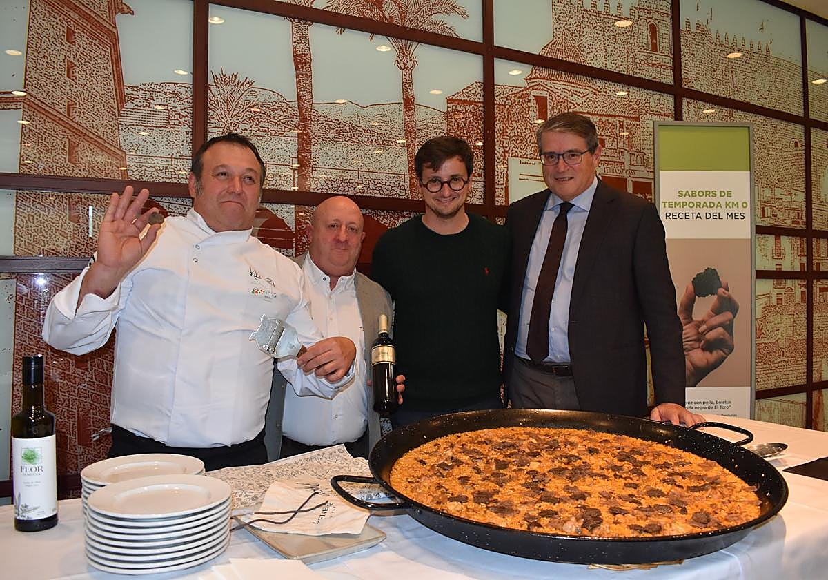 En la imagen, Kike Peris, chef del restaurante Randurías; Vicente Cortés, de Bodegas Hispano Suizas; José Arenes Vicente, alcalde de El Toro, y Pau Pérez Rico, director regional de Comunicación, Sostenibilidad y Relaciones Institucionales de El Corte Inglés.