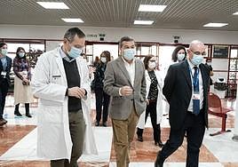 El conseller de Sadnidad (centro) en una reciente visital al Hospital General de Alicante.