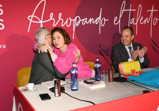 Abrazo entre Ágatha Ruiz de la Prada y Jesús Navarro en presencia del Carlos Baño, presidente de la Cámara de Comercio de Alicante..