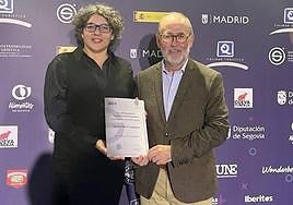 La concejal de Turismo y el alcalde de El Campello recogen el certificado acreditativo.