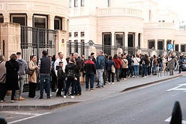 Colas para ver a los Guerreros de Xi'an durante su último fin de semana en Alicante.