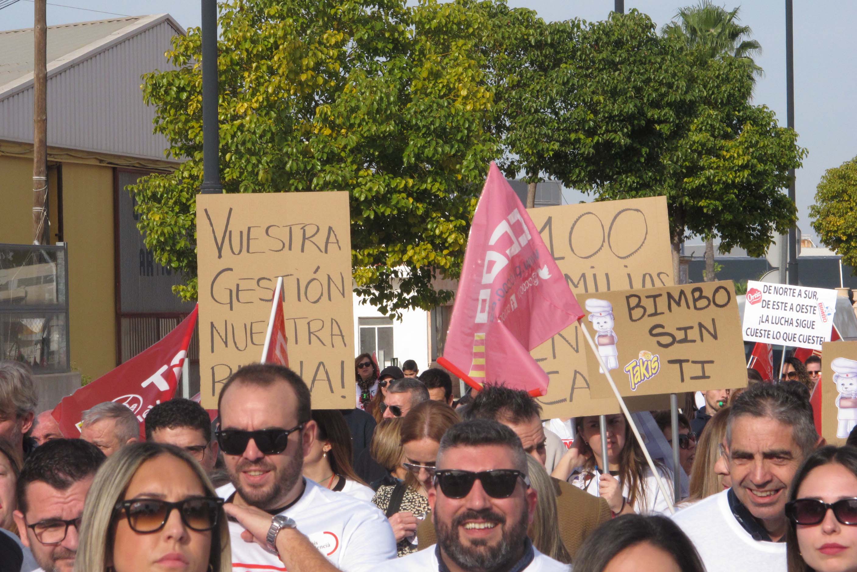 Manifestación contra el cierre de Bimbo en El Verger: «Se llevan nuestro pan»