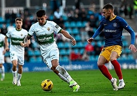Nico Fernández controla un balón ante un defensor del Andorra.