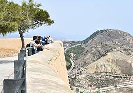 Turistas disfrutan de las vistas desde el castillo de Santa Bárbara.