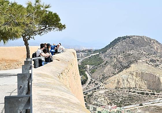 Turistas disfrutan de las vistas desde el castillo de Santa Bárbara.
