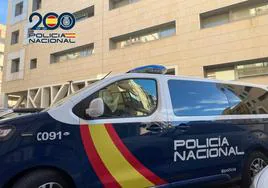 Vehículo de la Policía Nacional en la Comisaría de Alicante.