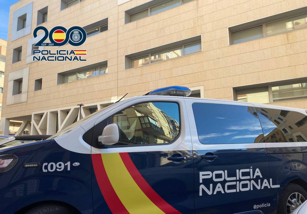 Vehículo de la Policía Nacional en la Comisaría de Alicante.