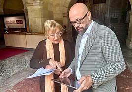 El concejal del PSOE Emilio Ruiz con su portavoz Ana Barceló.