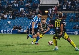 Roger Colomina avanza con el balón controlado en el Rico Pérez.