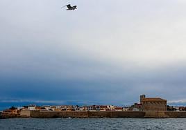 La isla de Tabarca con el cielo lleno de nubes.