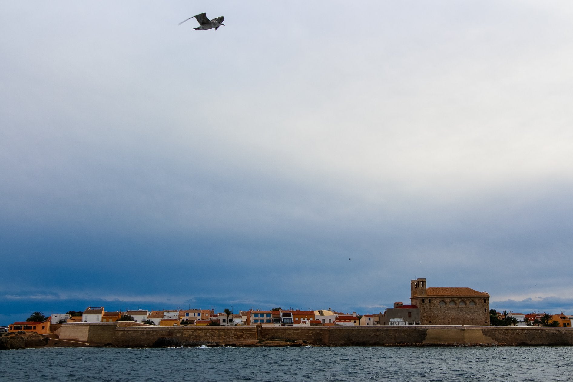 La isla de Tabarca con el cielo lleno de nubes.