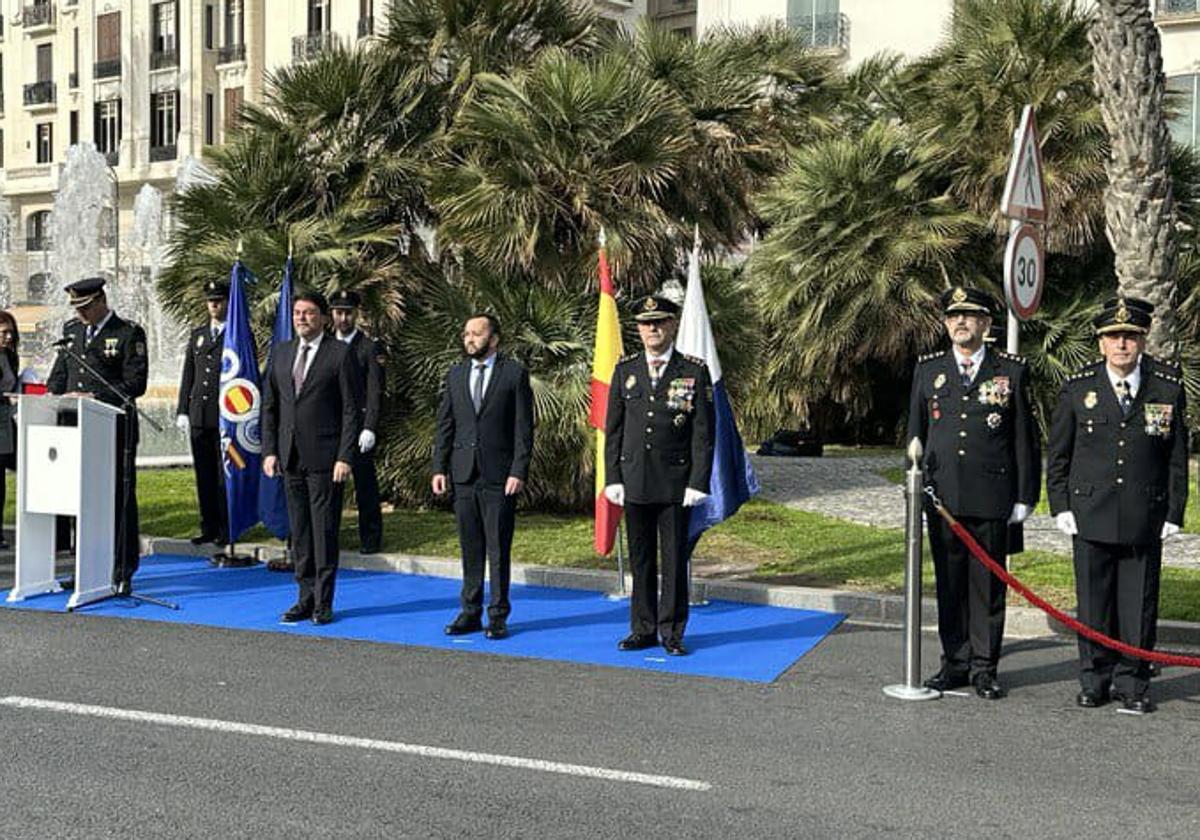 El alcalde de Alicante, Luis Barcala, con el subdelegado del Gobierno, Juan Antonio Nieves, y mandos de la Policía en la conmemoración del 200 aniversario del Cuerpo.