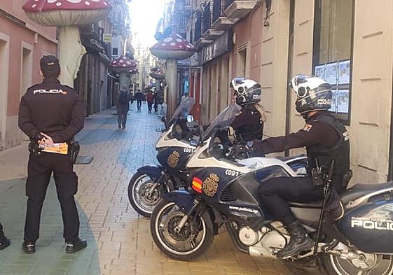 Policía Nacional en la calle San Francisco.