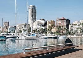 Puerto de Alicante, al fondo a la derecha la zona donde apareció el cadáver.