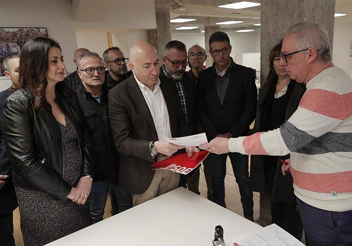 Alejandro Soler entrega la documentación de su candidatura.